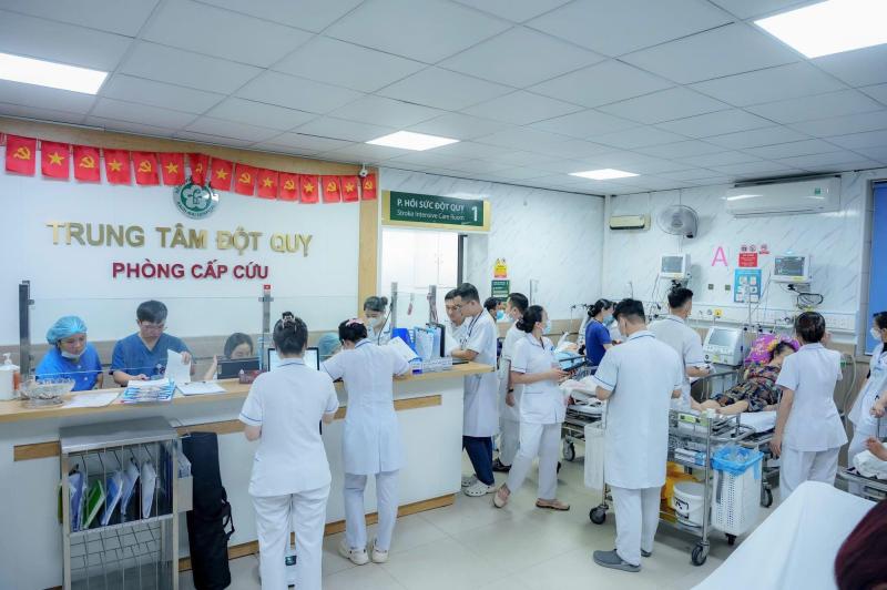 Đột quỵ đến trong tích tắc: Bác sĩ BV Bạch Mai kể lại khoảnh khắc bệnh nhân gục ngã ngay trước cửa phòng khám- Ảnh 1.