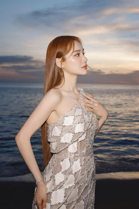 Visual Nhã Phương cam thường vẫn sáng bừng ngay khi vừa sinh con thứ 3, 