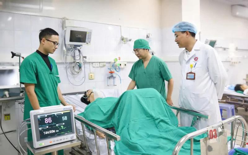 Cấp cứu thành công ca sốc đa chấn thương nguy kịch sau khi rơi từ cầu Bãi Cháy- Ảnh 1.