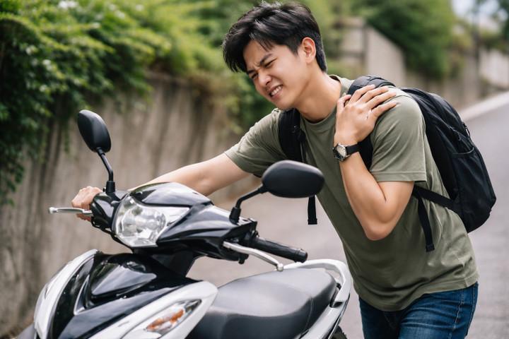 Đau tay khi dắt xe máy lên dốc, siêu âm mới 'lộ diện' thủ phạm- Ảnh 1.