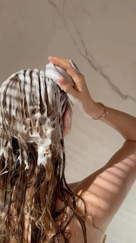 Bí mật vì sao tóc gội ngoài tiệm thơm sạch suốt 3 ngày, gội ở nhà 1 ngày sau là bết- Ảnh 2.