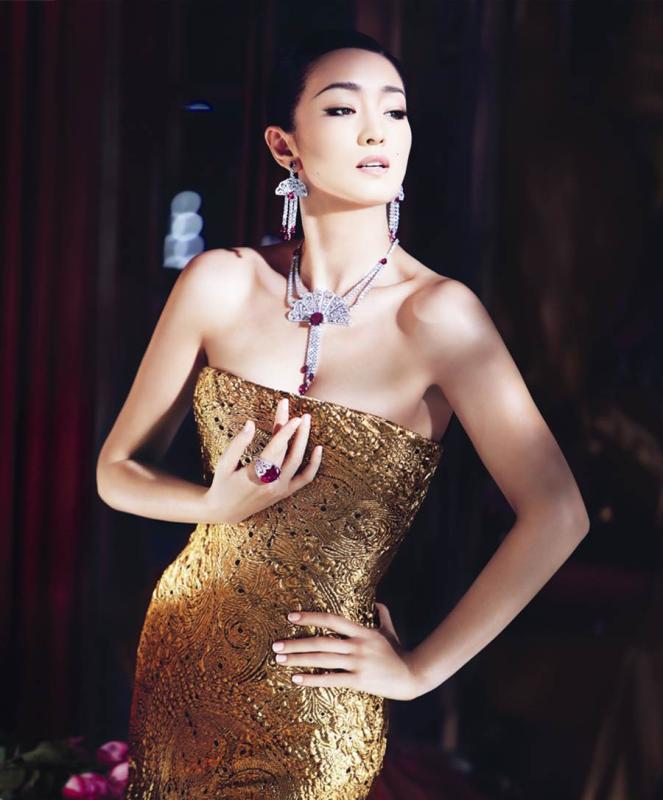 60 tuổi không ai được như minh tinh này: Thần thái quyền lực, mỉm cười vẫy tay một cái là triệu người nể nang- Ảnh 12.