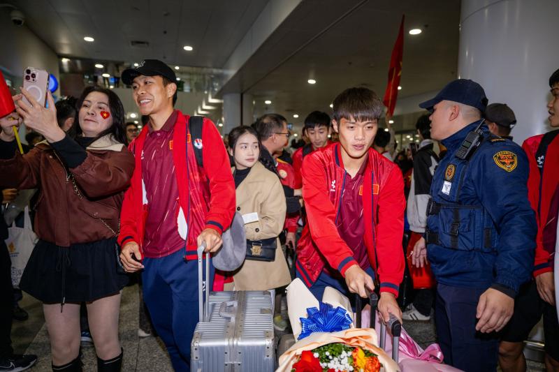 Chào đón những "chiến binh" U23 Việt Nam kiên cường mang huy chương đồng U23 châu Á về nước- Ảnh 4.