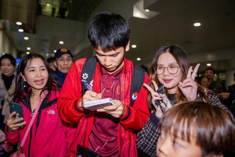 Chào đón những "chiến binh" U23 Việt Nam kiên cường mang huy chương đồng U23 châu Á về nước- Ảnh 2.
