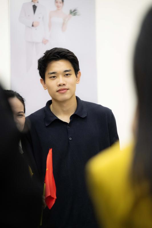 Đình Bắc gây sốt với visual sáng bừng: Trên sân là 