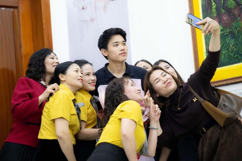 Đình Bắc gây sốt với visual sáng bừng: Trên sân là 