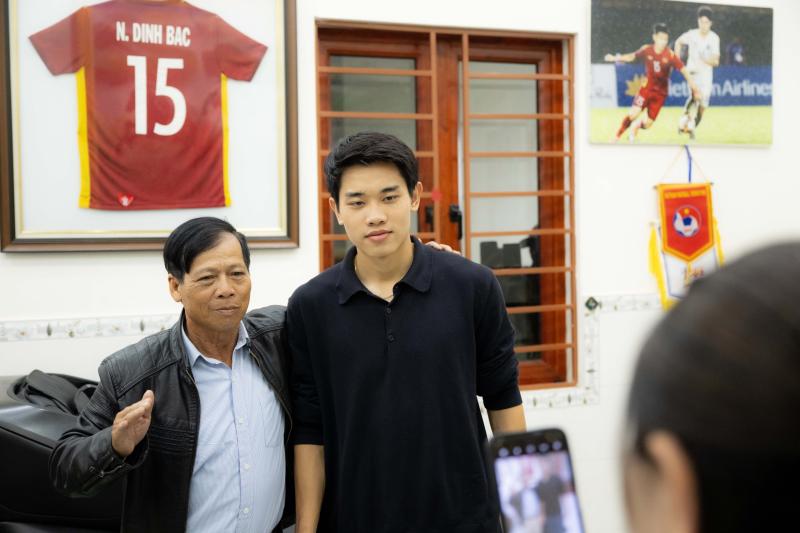 Đình Bắc gây sốt với visual sáng bừng: Trên sân là 