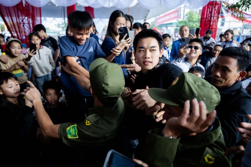 Đình Bắc gây sốt với visual sáng bừng: Trên sân là 