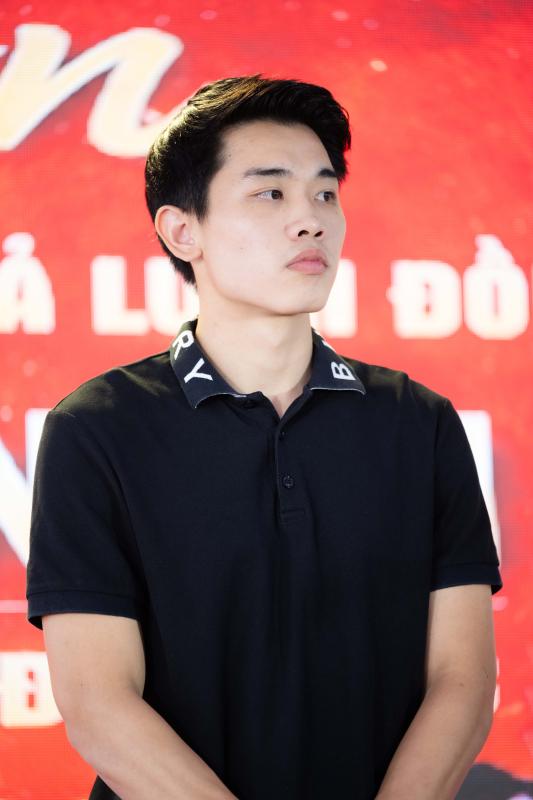 Đình Bắc gây sốt với visual sáng bừng: Trên sân là 