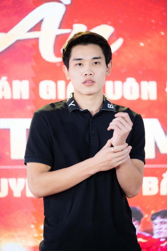 Đình Bắc gây sốt với visual sáng bừng: Trên sân là 