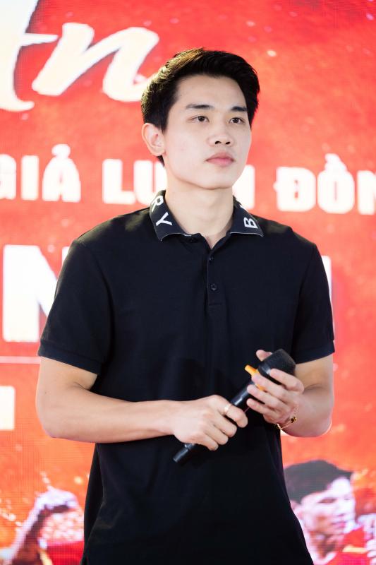 Đình Bắc gây sốt với visual sáng bừng: Trên sân là 