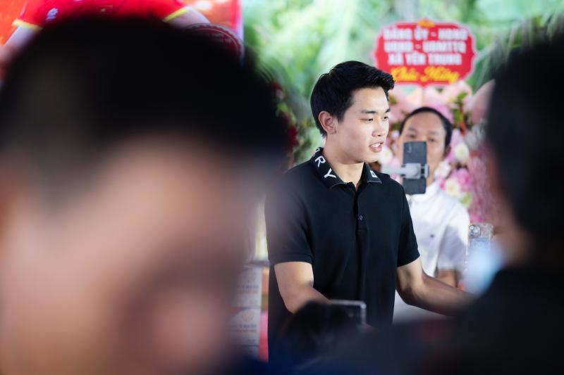 Đình Bắc gây sốt với visual sáng bừng: Trên sân là 
