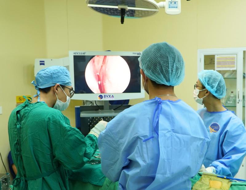 Tự điều trị đau đầu và sụp mí mắt, bệnh nhân nguy kịch- Ảnh 1.