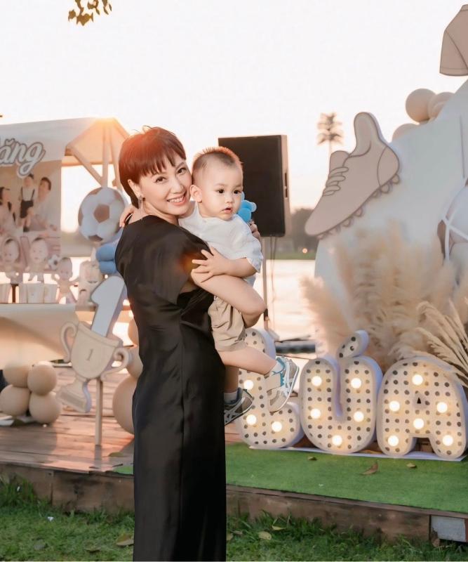 Mẹ Doãn Hải My U50 khoe visual trẻ đẹp bất bại ngày cuối năm, thần thái sang chuẩn 