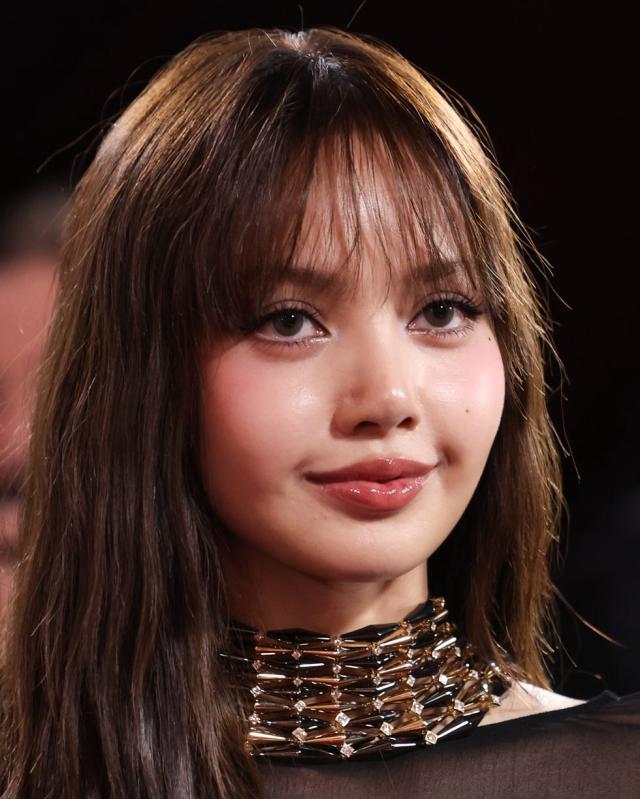 Lisa mang đồ xuyên thấu trở lại, không dám hở bạo mà trông đã “đỉnh nóc kịch trần”!- Ảnh 6.