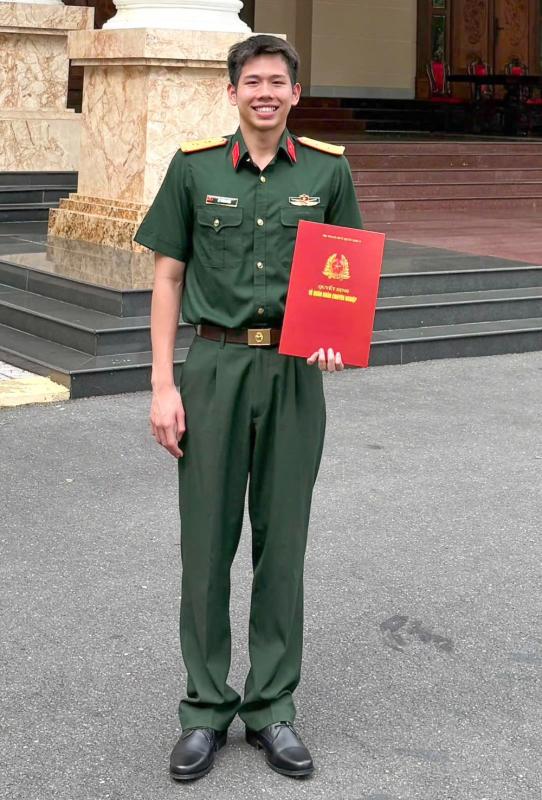 Viral loạt ảnh đời thường của Quang Thuấn - nam thần bơi lội thế hệ mới, 19 tuổi được thăng quân hàm gây sốt MXH- Ảnh 1.