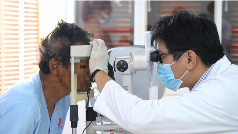 Mảnh vỡ lưỡi cưa máy găm trực diện vào mắt người đàn ông- Ảnh 1.