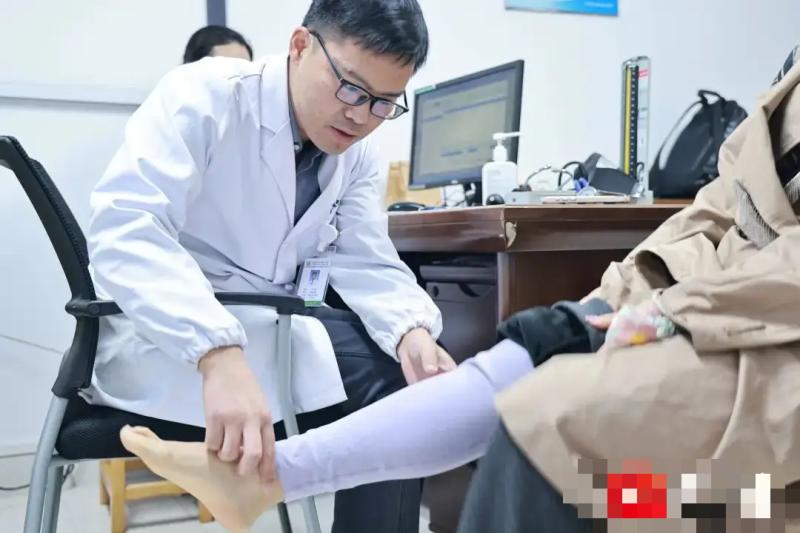 Người phụ nữ 37 tuổi bị cục máu đông suýt chết do uống 1 thứ trị mụn hơn 1 tháng- Ảnh 1.