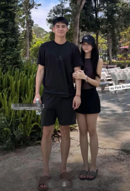 Lan truyền loạt ảnh thủ môn hotboy U23 Việt Nam Trần Trung Kiên tình tứ bên bạn gái tin đồn, visual 