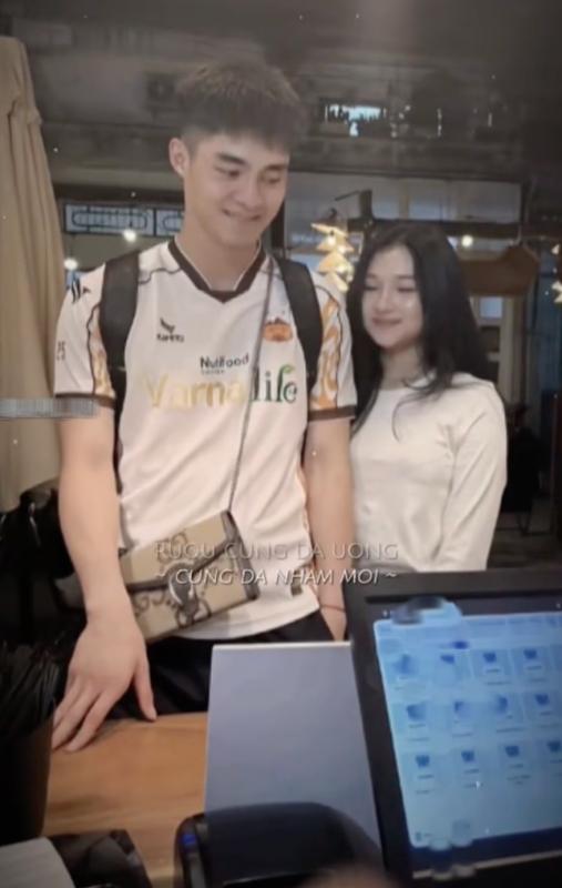 Lan truyền loạt ảnh thủ môn hotboy U23 Việt Nam Trần Trung Kiên tình tứ bên bạn gái tin đồn, visual 