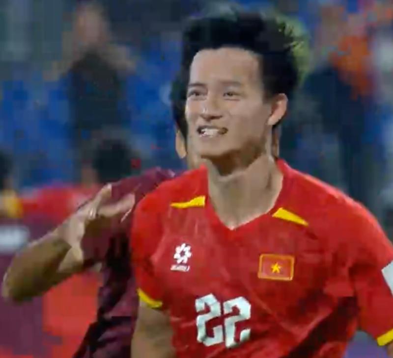 Đẹp vô cùng: Thanh Nhàn hôn lên lá cờ Tổ quốc, ăn mừng cú sút quyết định giúp U23 Việt Nam giành hạng 3 châu Á- Ảnh 5.