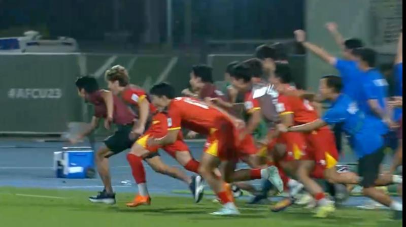 Đẹp vô cùng: Thanh Nhàn hôn lên lá cờ Tổ quốc, ăn mừng cú sút quyết định giúp U23 Việt Nam giành hạng 3 châu Á- Ảnh 8.