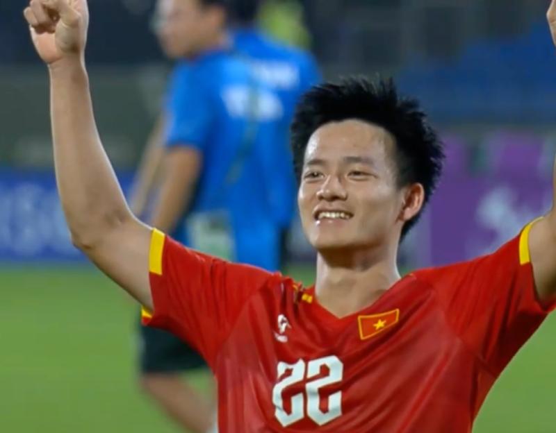 Đẹp vô cùng: Thanh Nhàn hôn lên lá cờ Tổ quốc, ăn mừng cú sút quyết định giúp U23 Việt Nam giành hạng 3 châu Á- Ảnh 4.