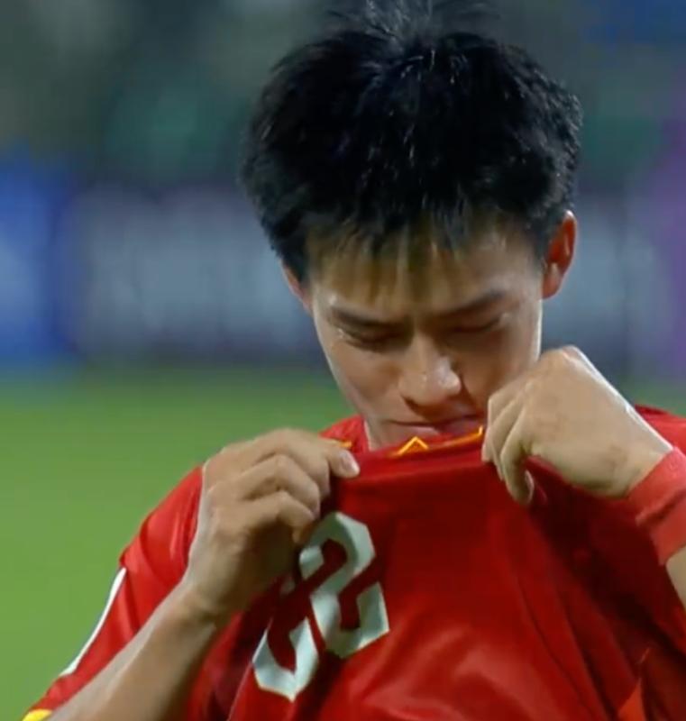 Đẹp vô cùng: Thanh Nhàn hôn lên lá cờ Tổ quốc, ăn mừng cú sút quyết định giúp U23 Việt Nam giành hạng 3 châu Á- Ảnh 6.