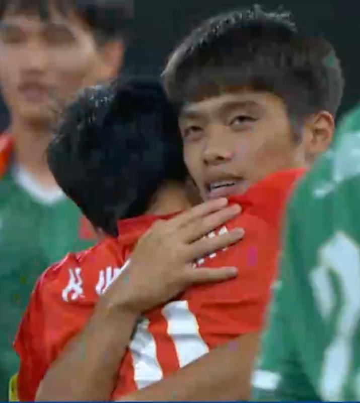 Đẹp vô cùng: Thanh Nhàn hôn lên lá cờ Tổ quốc, ăn mừng cú sút quyết định giúp U23 Việt Nam giành hạng 3 châu Á- Ảnh 9.