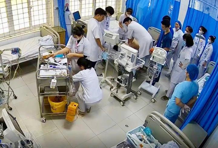 Ép tim gần 50 phút cứu sống nam sinh ngừng tim giữa giờ học- Ảnh 1.