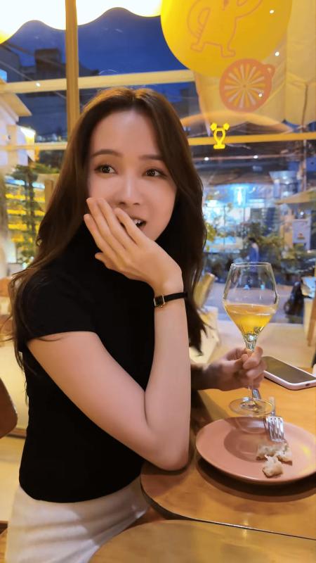 Vật nhỏ trên tay Thiều Bảo Trâm được dân mạng truy lùng- Ảnh 1.