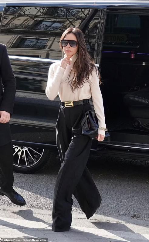 4 item giúp Victoria Beckham trở thành biểu tượng thời trang từ năm này qua năm khác- Ảnh 1.