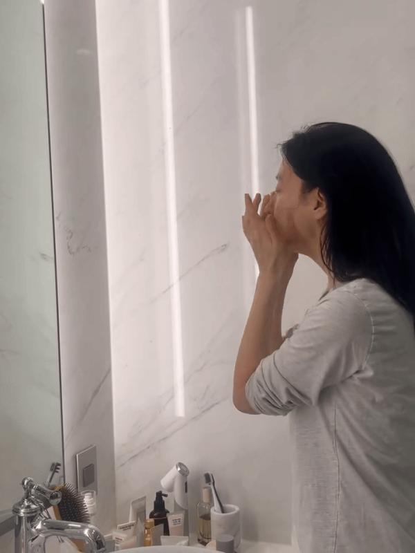 Mỹ nhân 54 tuổi cứ đăng hình là gây xôn xao, chu trình skincare vừa tiết lộ nói lên tất cả- Ảnh 5.