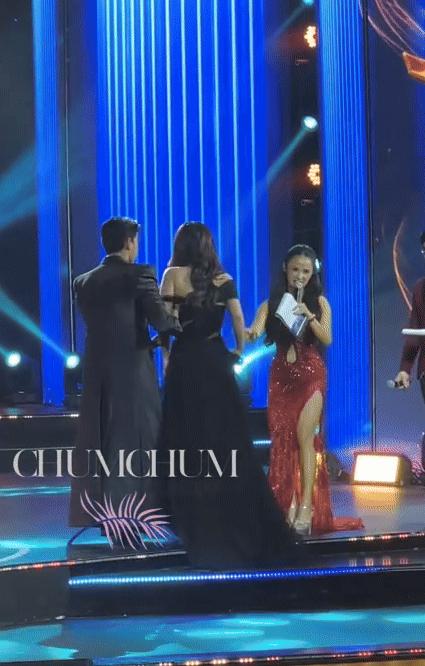 Clip HOT: Hoa hậu Vbiz té ngã trên sân khấu trao giải nhưng người ngại lại là Steven Nguyễn- Ảnh 2.