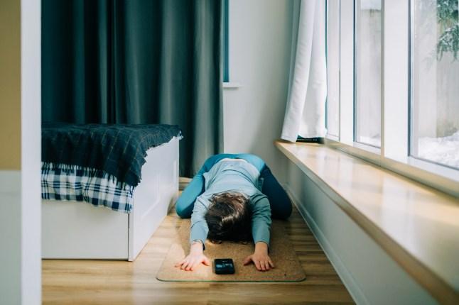 Chuỗi kéo giãn 5 phút trước khi ngủ được chuyên gia khuyên dùng: Giảm cứng khớp, giúp ngủ sâu hơn- Ảnh 1.
