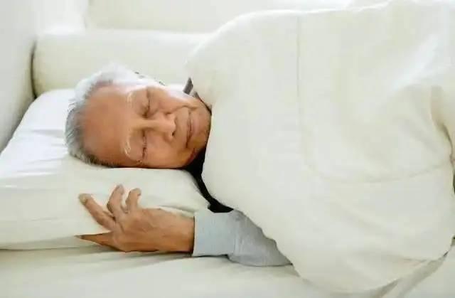 Ngủ lúc 10 giờ tối chưa chắc đã tốt: Bác sĩ cảnh báo 1 sai lầm phổ biến khiến người trên 65 tuổi càng ngủ càng mệt- Ảnh 2.