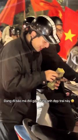 Chàng trai mang bánh chưng 