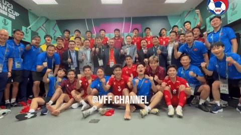 Khung hình xinh yêu: Phòng thay đồ U23 Việt Nam tràn tiếng cười khi thắng U23 Kyrgyzstan, sáng cửa vào tứ kết U23 châu Á- Ảnh 2.