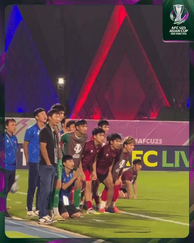 Cận cảnh U23 Việt Nam lao vào sân ăn mừng HCĐ châu Á cực sung, hát vang 