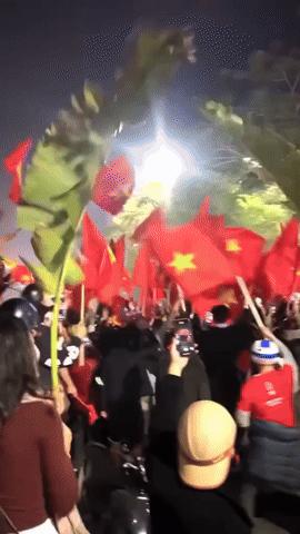 Chàng trai mang bánh chưng 