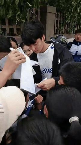 Thời tới: Thủ môn Cao Văn Bình được fan vây kín khi về quê, sạp hoa quả của mẹ đắt hàng nhờ con trai vàng- Ảnh 3.