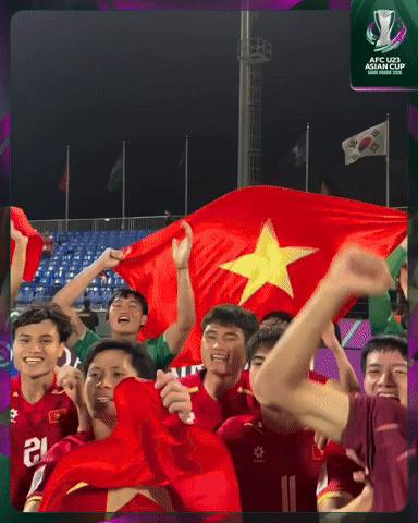 Cận cảnh U23 Việt Nam lao vào sân ăn mừng HCĐ châu Á cực sung, hát vang 