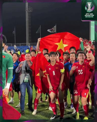 Cận cảnh U23 Việt Nam lao vào sân ăn mừng HCĐ châu Á cực sung, hát vang 