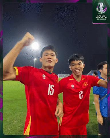 Cận cảnh U23 Việt Nam lao vào sân ăn mừng HCĐ châu Á cực sung, hát vang 