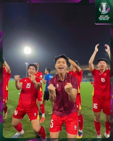 Cận cảnh U23 Việt Nam lao vào sân ăn mừng HCĐ châu Á cực sung, hát vang 