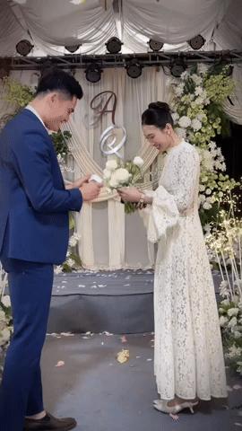 Hot: Nam thần điền kinh Quách Công Lịch quỳ gối cầu hôn hotgirl bóng chuyền Nguyệt Anh gây sốt MXH- Ảnh 1.