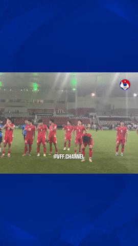 Thấy mà thương: Đình Bắc tới kéo đồng đội đứng lên nhưng chính anh lại cúi gập người, lau nước mắt sau thất bại- Ảnh 4.