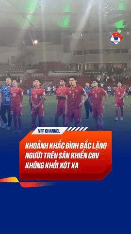 Thấy mà thương: Đình Bắc tới kéo đồng đội đứng lên nhưng chính anh lại cúi gập người, lau nước mắt sau thất bại- Ảnh 3.