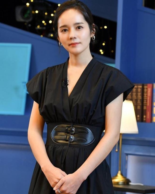 Bước sang tuổi 44, Han Ga In còn được khen "đẹp hơn AI": 6 bí quyết trẻ lâu của cô khiến hội chị em trung niên quyết tâm theo đuổi- Ảnh 4.