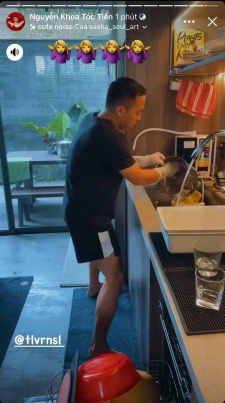 Touliver lặng lẽ xem ảnh Tóc Tiên suốt chuyến bay- Ảnh 5.